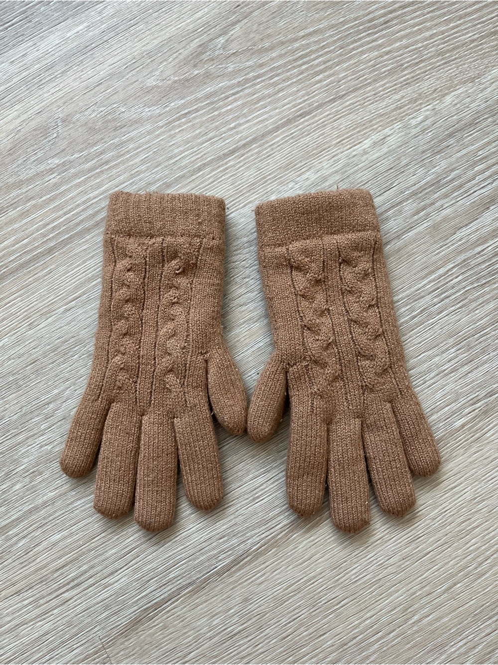 URBAN OUTFITTERS TAN CABLE KNIT GLOVES WITH FAUX FUR INSIDE